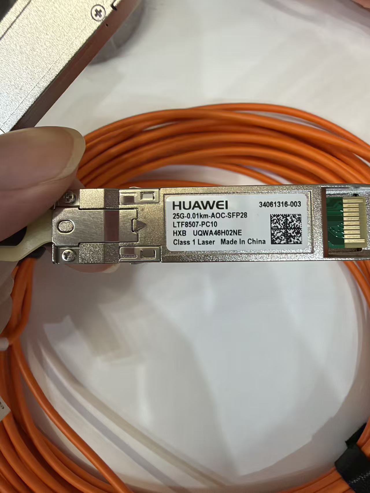 华为 25G AOC SFP28 光模块，文字标签一面朝上