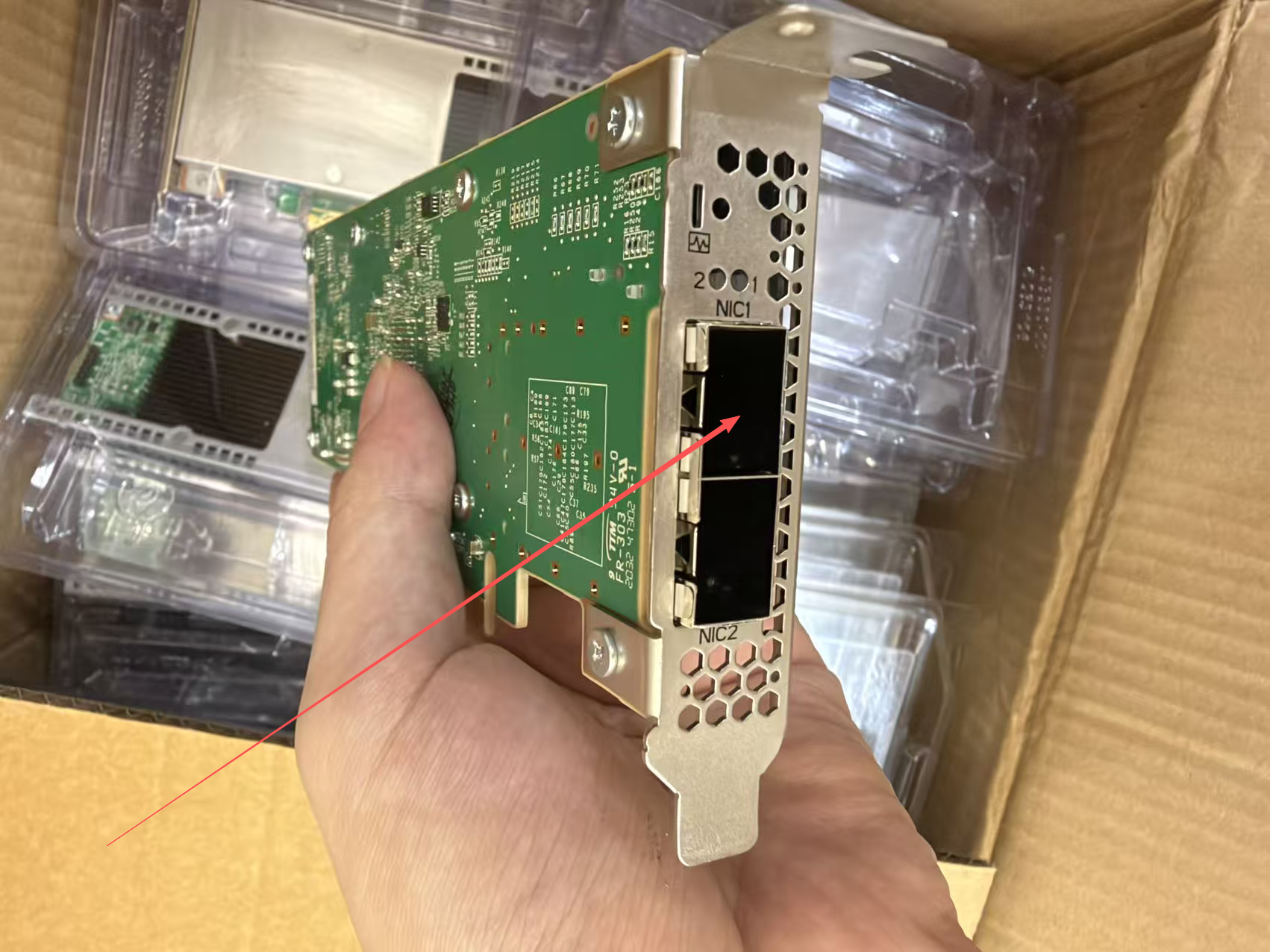 双口网卡，红色箭头指向远离 PCIe 金手指的上方 NIC1 接口